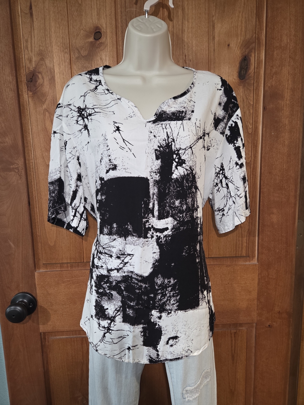 Incerun Abstract Black & White V-Notch Neckline Top